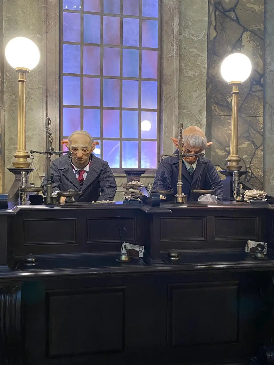 Duendes trabalhando no Banco Gringotts em Diagon Alley no Universal Studios Florida