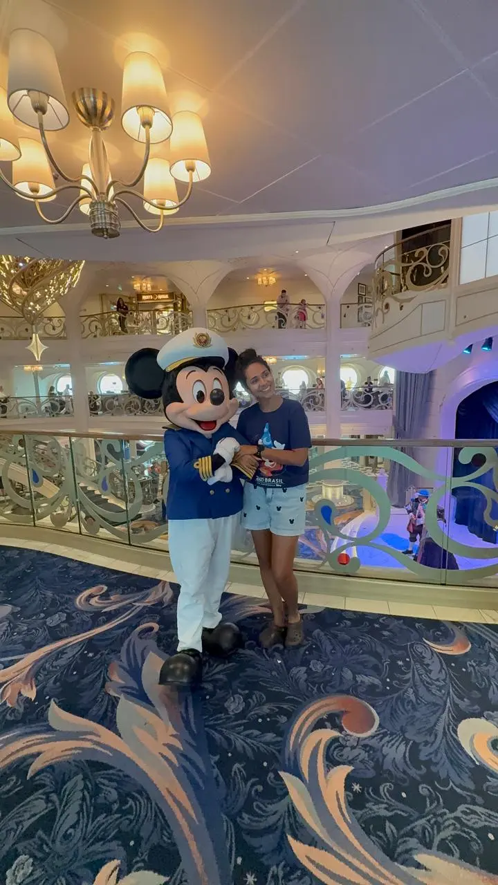 Mickey Mouse com traje de capitão durante encontro com personagem a bordo de um cruzeiro Disney