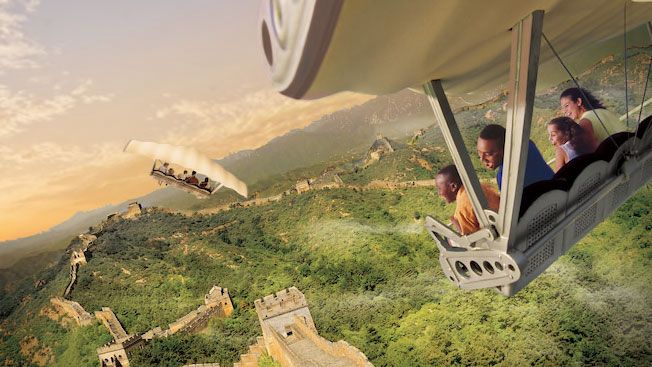 Visitantes voando sobre a Grande Muralha da China na atração Soarin’ Around the World no EPCOT da Disney em Orlando