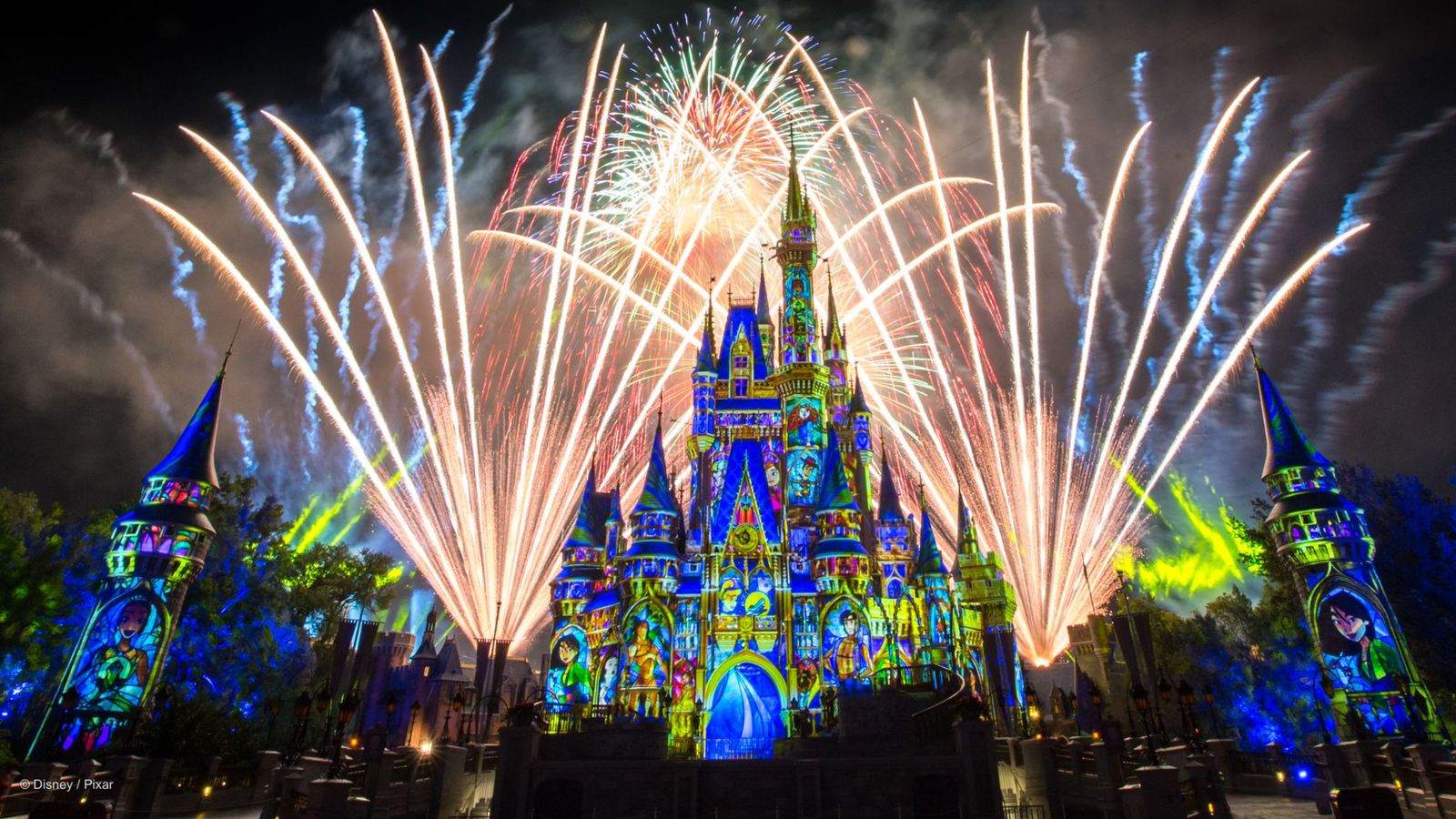 Show de fogos Happily Ever After no Magic Kingdom com Castelo da Cinderela iluminado no Walt Disney World em Orlando