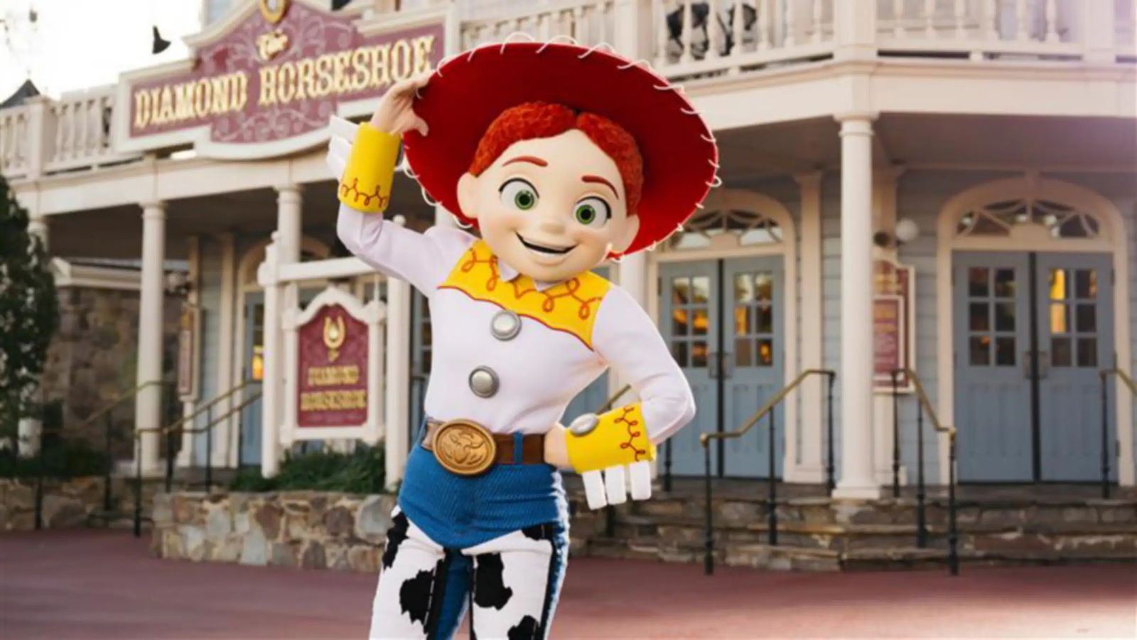 Personagem Jessie de Toy Story no Magic Kingdom durante o Cool Kids’ Summer Disney 2026 em frente ao Diamond Horseshoe