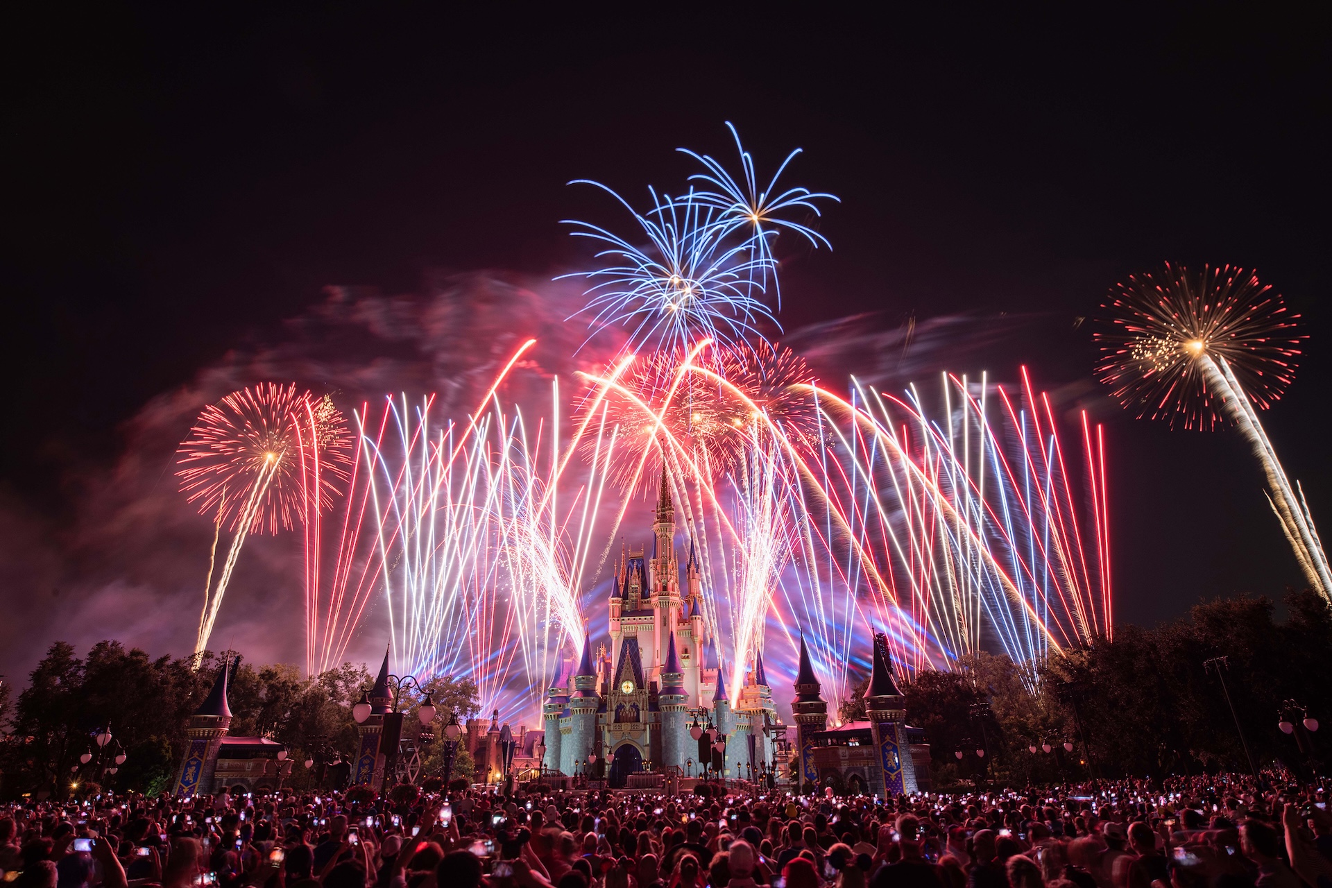 Fogos de artifício iluminam o Castelo da Cinderela durante a celebração do 4 de julho no Magic Kingdom, em Orlando.