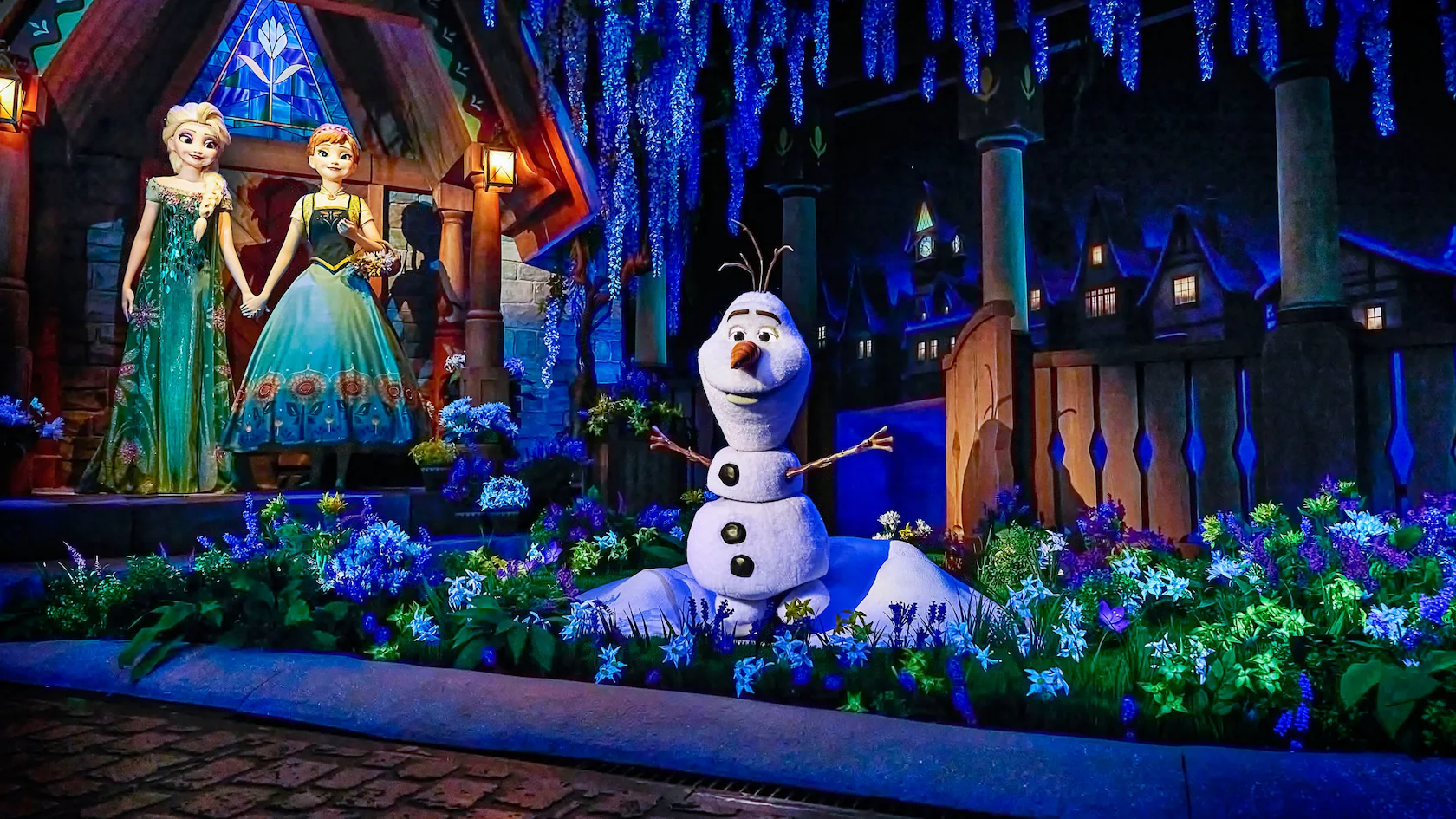 Anna, Elsa e Olaf em uma cena da atração Frozen Ever After
