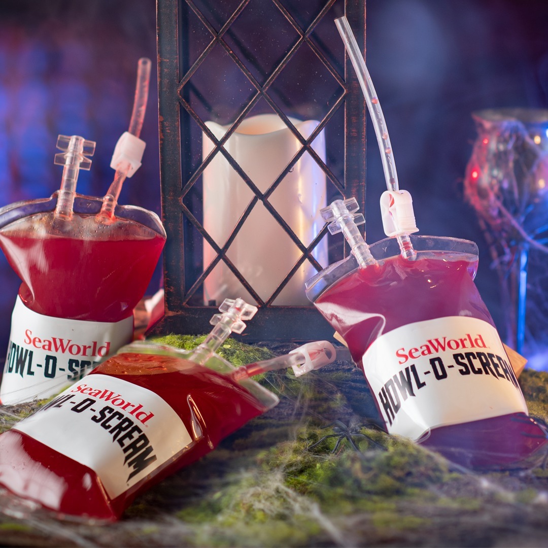 Drinks temáticos do Howl-O-Scream no SeaWorld Orlando inspirados em bolsas de sangue, decorados para o evento de Halloween 2026 na Flórida.