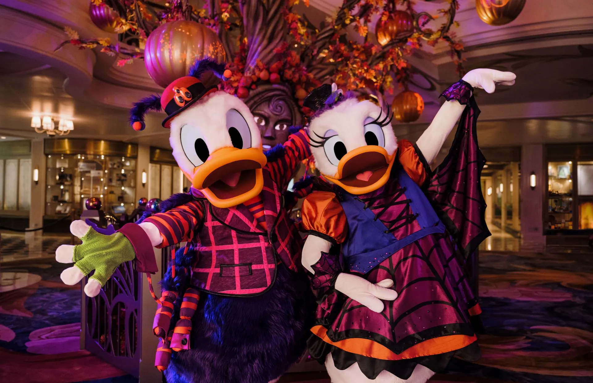 Donald e Margarida com fantasias de Halloween durante o Halloween on the High Seas da Disney Cruise Line