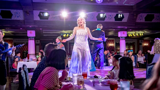 Elsa durante experiência de jantar temático a bordo de um cruzeiro Disney