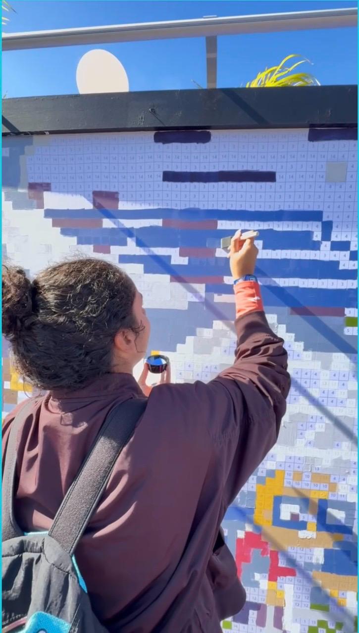 Dona da agência Talla Turismo participa da atividade Paint by Numbers no Festival de Artes do Epcot 2026