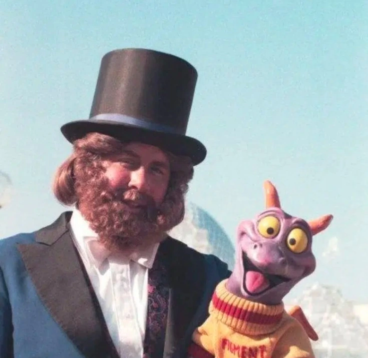 Dreamfinder ao lado de Figment na versão original de Journey Into Imagination no EPCOT