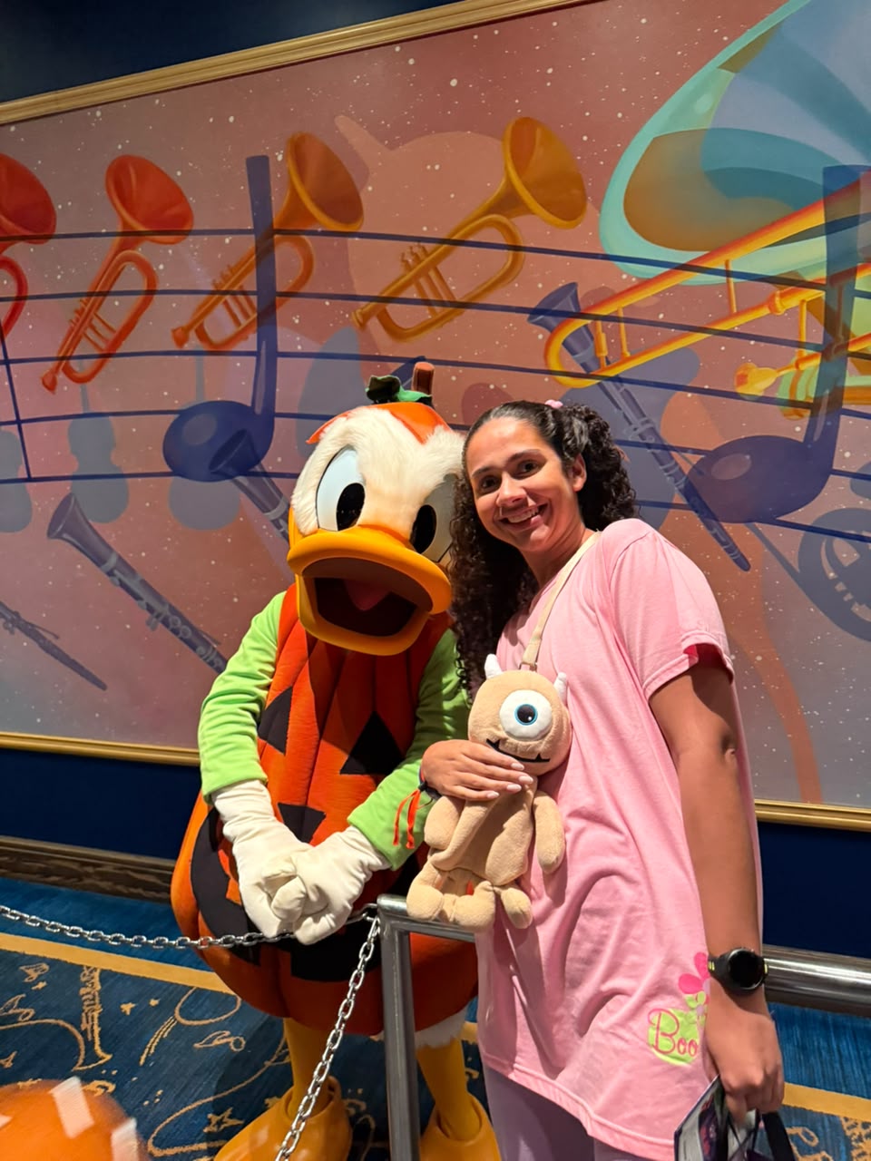 Beatriz da Talla Turismo com Donald Duck em traje de Halloween na Disney World durante evento temático em Orlando