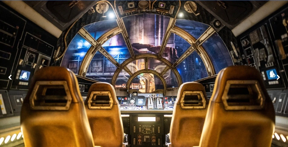 Cockpit da Millennium Falcon na atração Smugglers Run em Star Wars: Galaxy’s Edge
