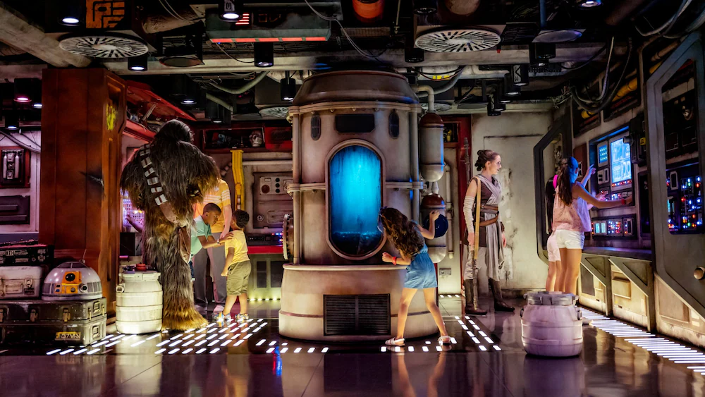 Crianças participam de atividades com Chewbacca e Rey no Star Wars: Cargo Bay do Disney Wish