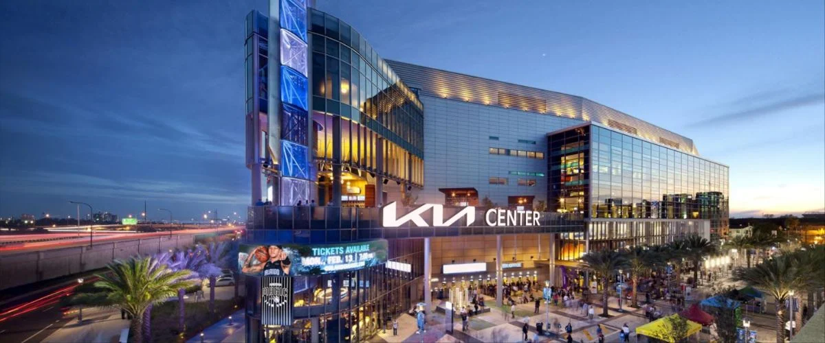 Fachada do Kia Center em Orlando, arena onde o Orlando Magic disputa seus jogos