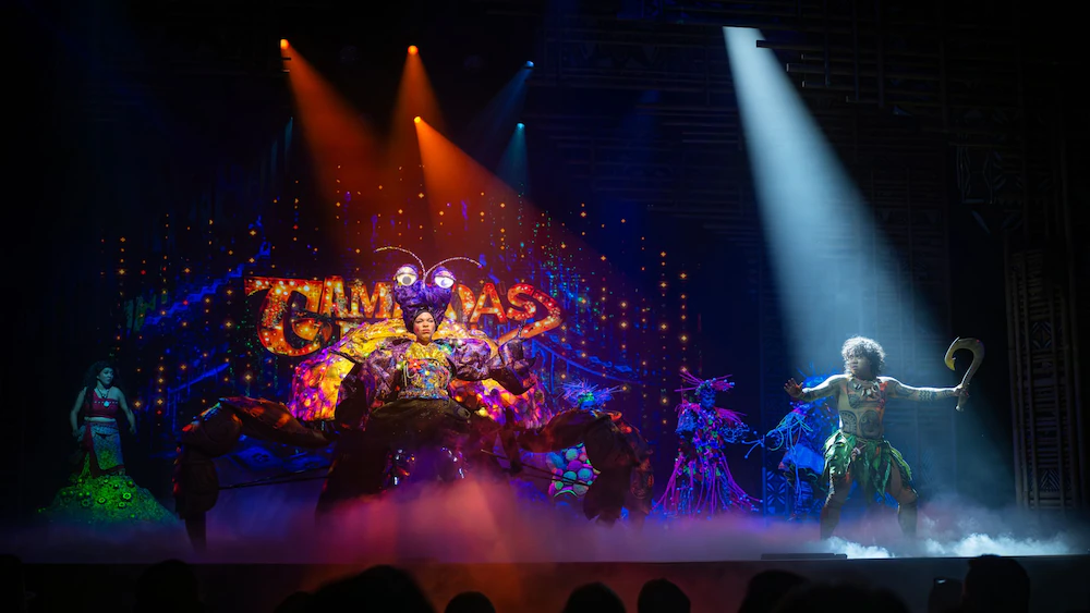 Cena do espetáculo Disney The Tale of Moana no Disney Treasure