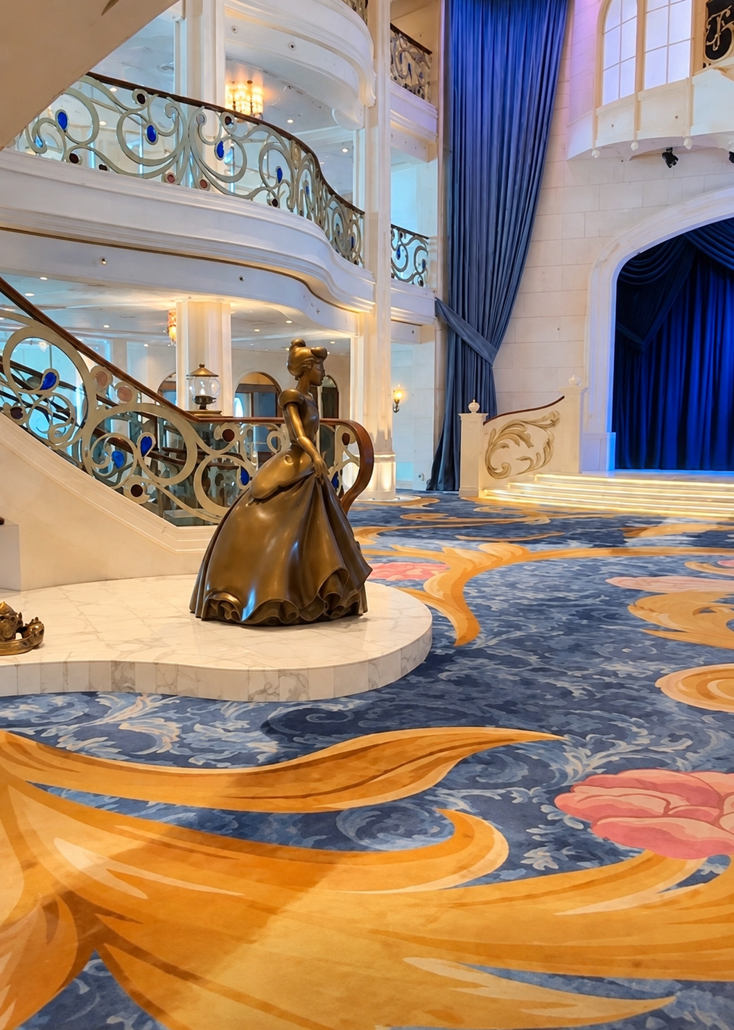 Escultura de Cinderela no Grand Hall do Disney Wish