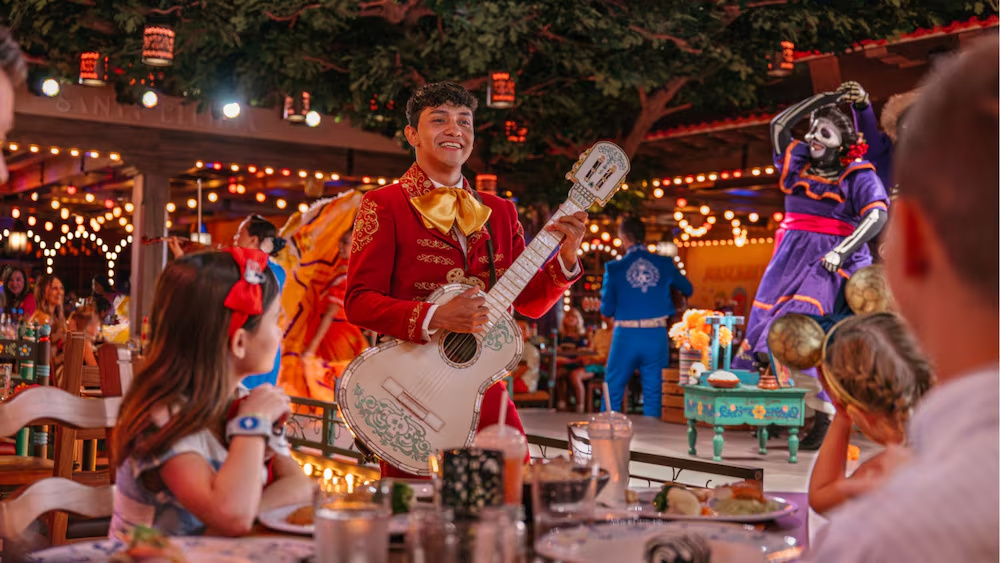 Miguel durante apresentação no restaurante Plaza de Coco do Disney Treasure