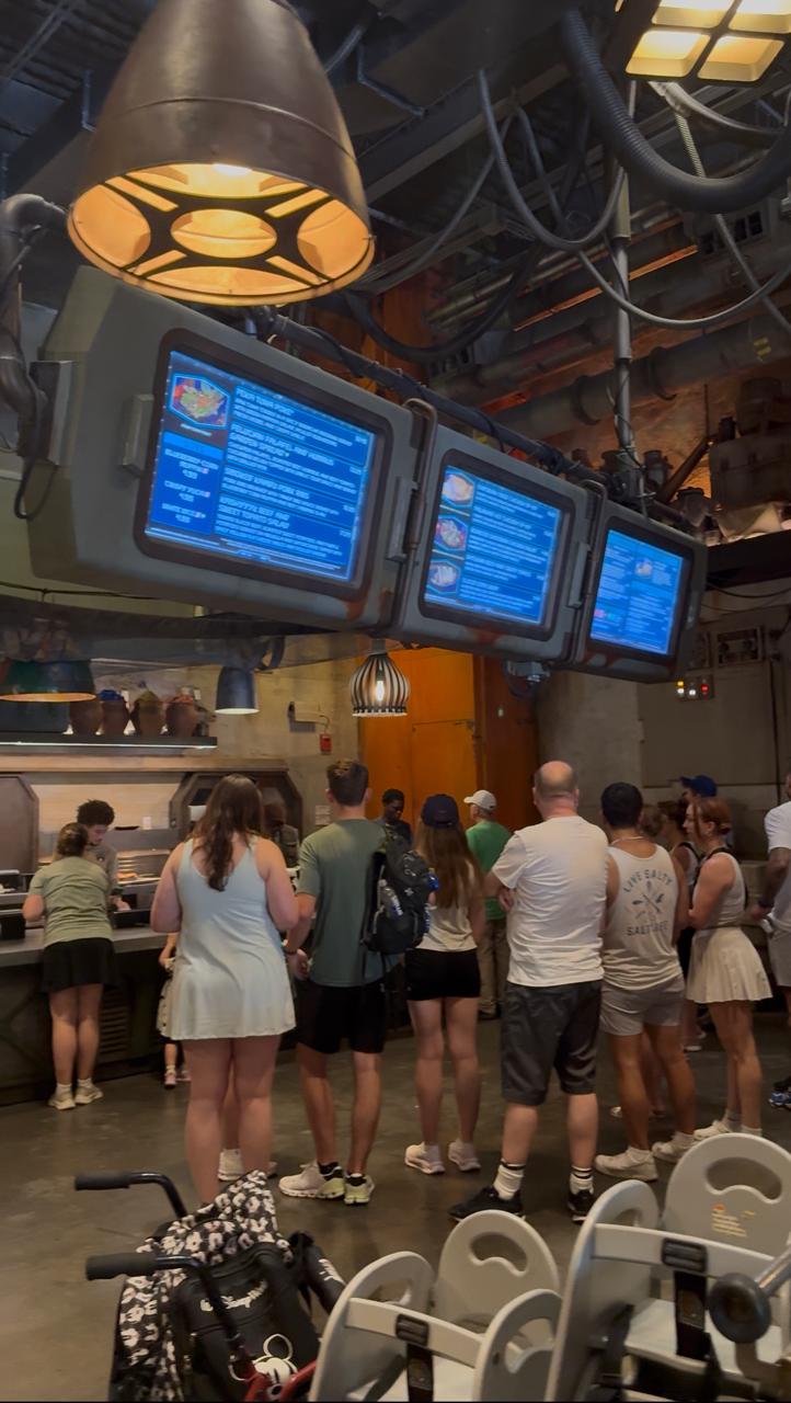 Fila no restaurante Docking Bay 7 Food and Cargo, em Star Wars: Galaxy's Edge, no Disney's Hollywood Studios, exemplo de restaurante Quick Service participante do Disney Dining Plan