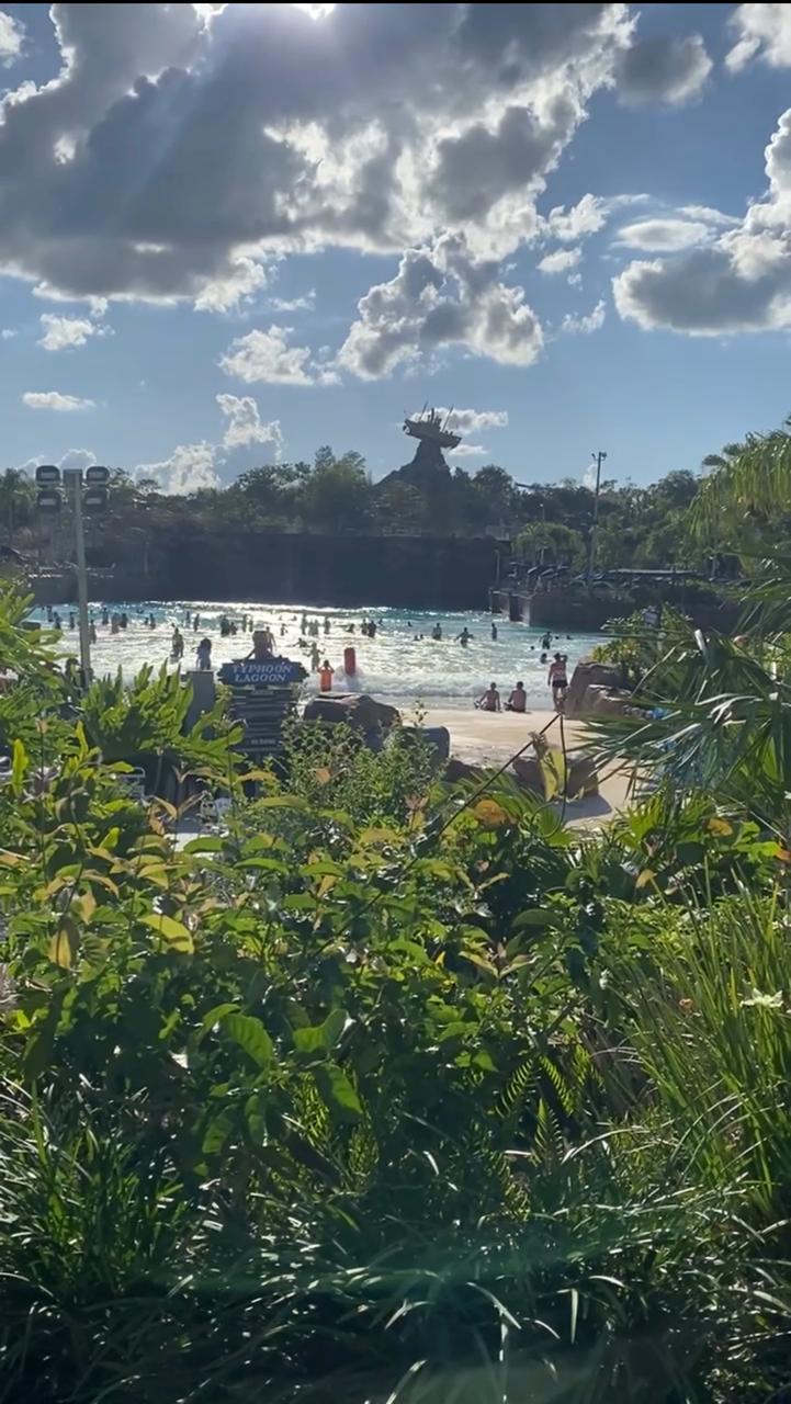 Disney’s Typhoon Lagoon em Orlando com piscina de ondas e área tropical durante o verão na Flórida