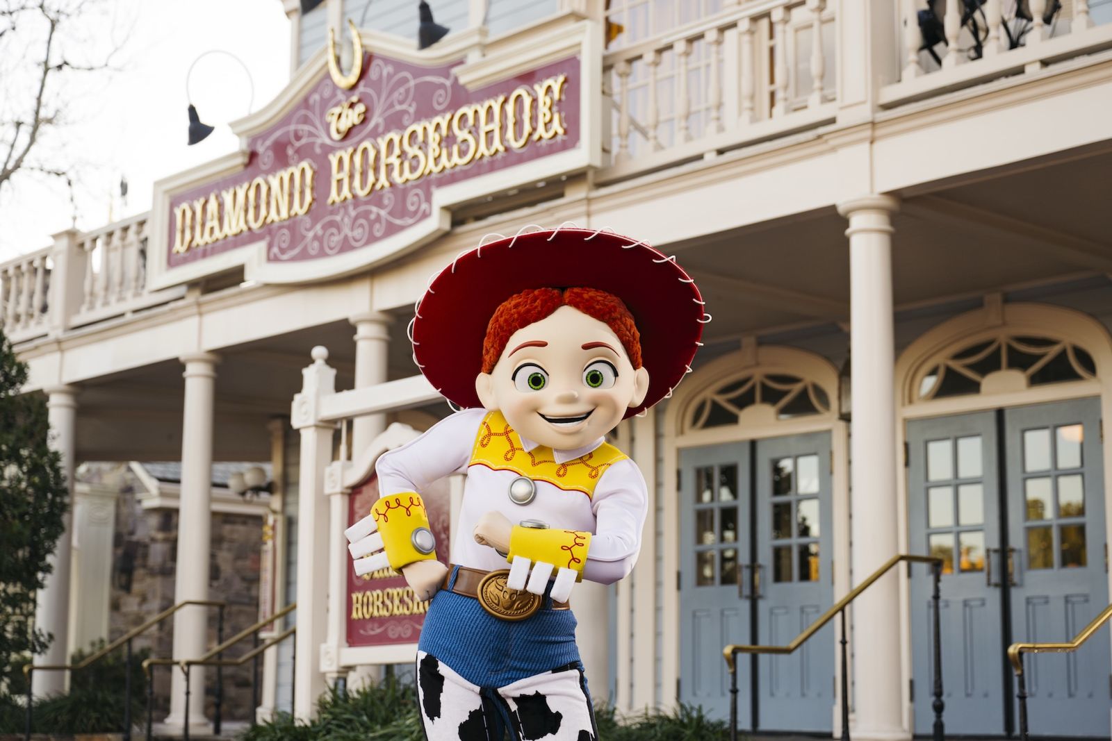 Personagem Jessie de Toy Story em frente ao restaurante The Diamond Horseshoe no Magic Kingdom, Walt Disney World em Orlando.Parte do Cool Kids´Summer.
