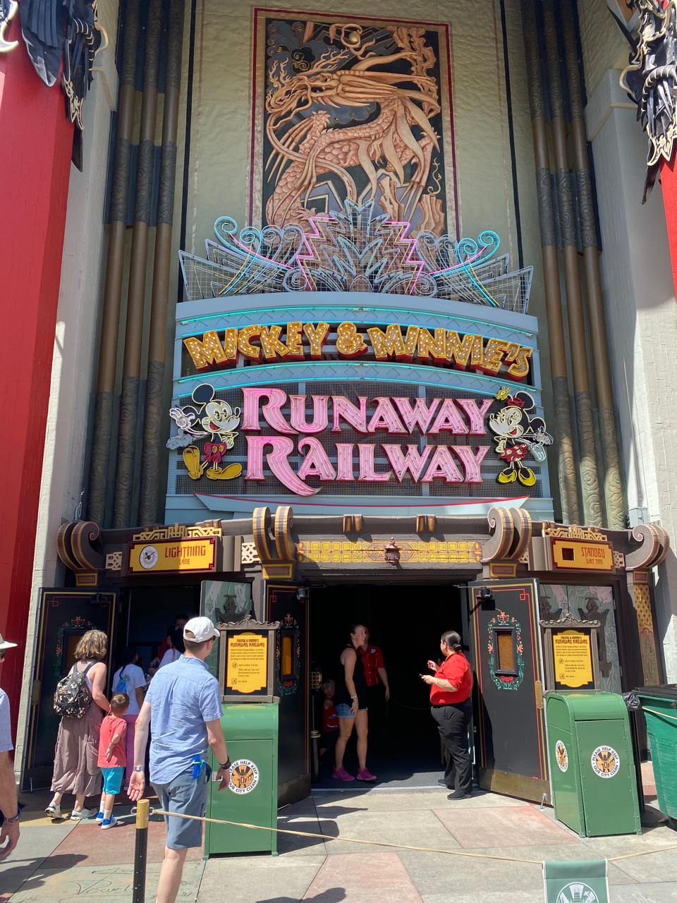 Entrada da atração Mickey & Minnie’s Runaway Railway no Hollywood Studios, Disney World Orlando, com acesso Lightning Lane