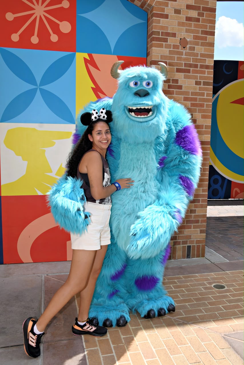 Beatriz da Talla Turismo com Sulley de Monsters, Inc. em Orlando, personagem que inspira a futura área Monstropolis no Hollywood Studios