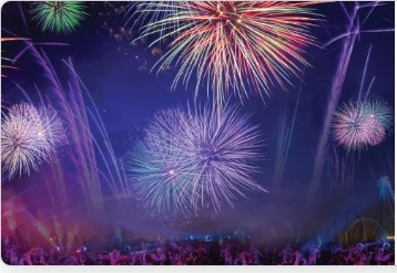 Fogos de artifício iluminam o céu durante a celebração do 4 de julho no SeaWorld Orlando