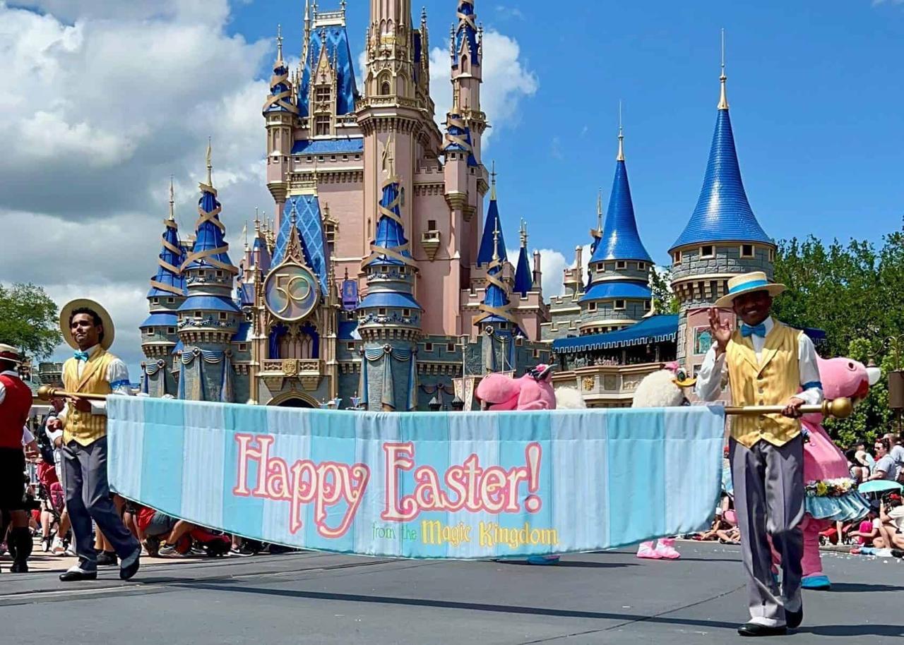 Easter Pre-Parade no Magic Kingdom com castelo da Disney ao fundo
