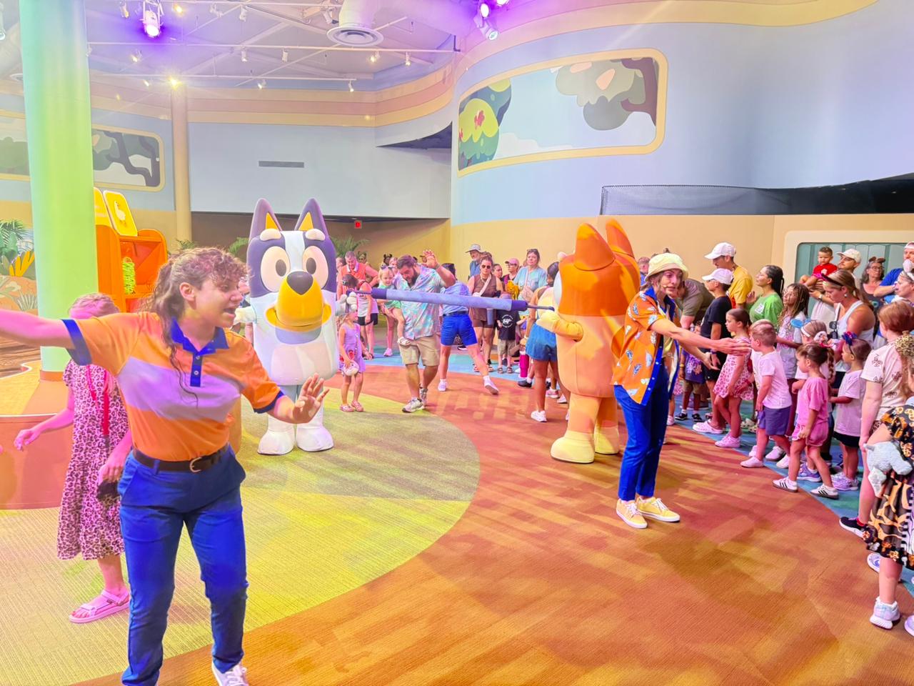 Crianças e famílias interagem com Bluey e Bingo na atração Bluey’s Wild World, nova experiência inaugurada no Disney’s Animal Kingdom em Orlando em 2026.
