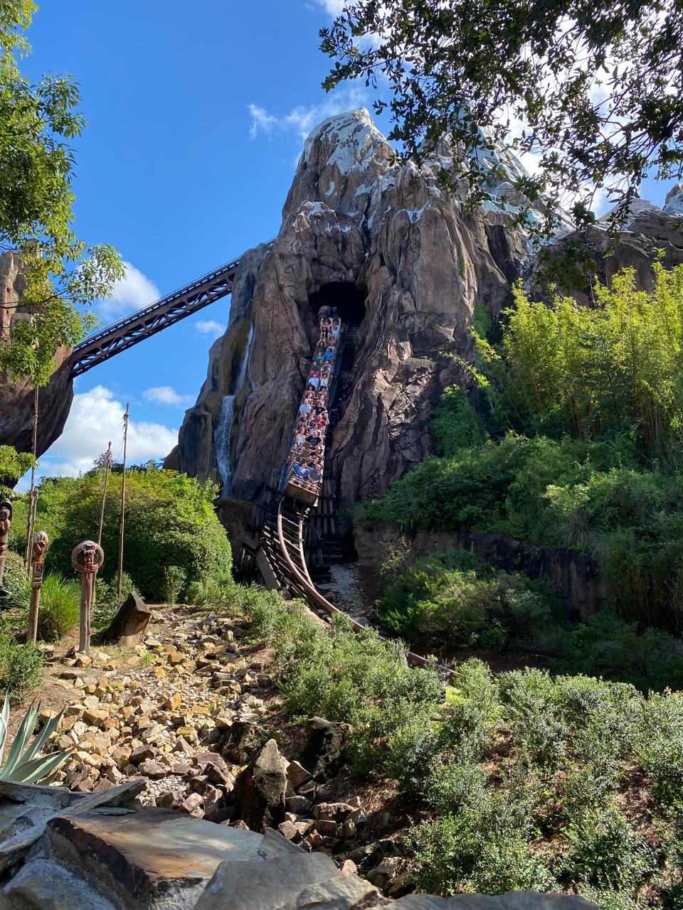 Vagão da montanha-russa Expedition Everest saindo do túnel na montanha do Disney's Animal Kingdom, Orlando
