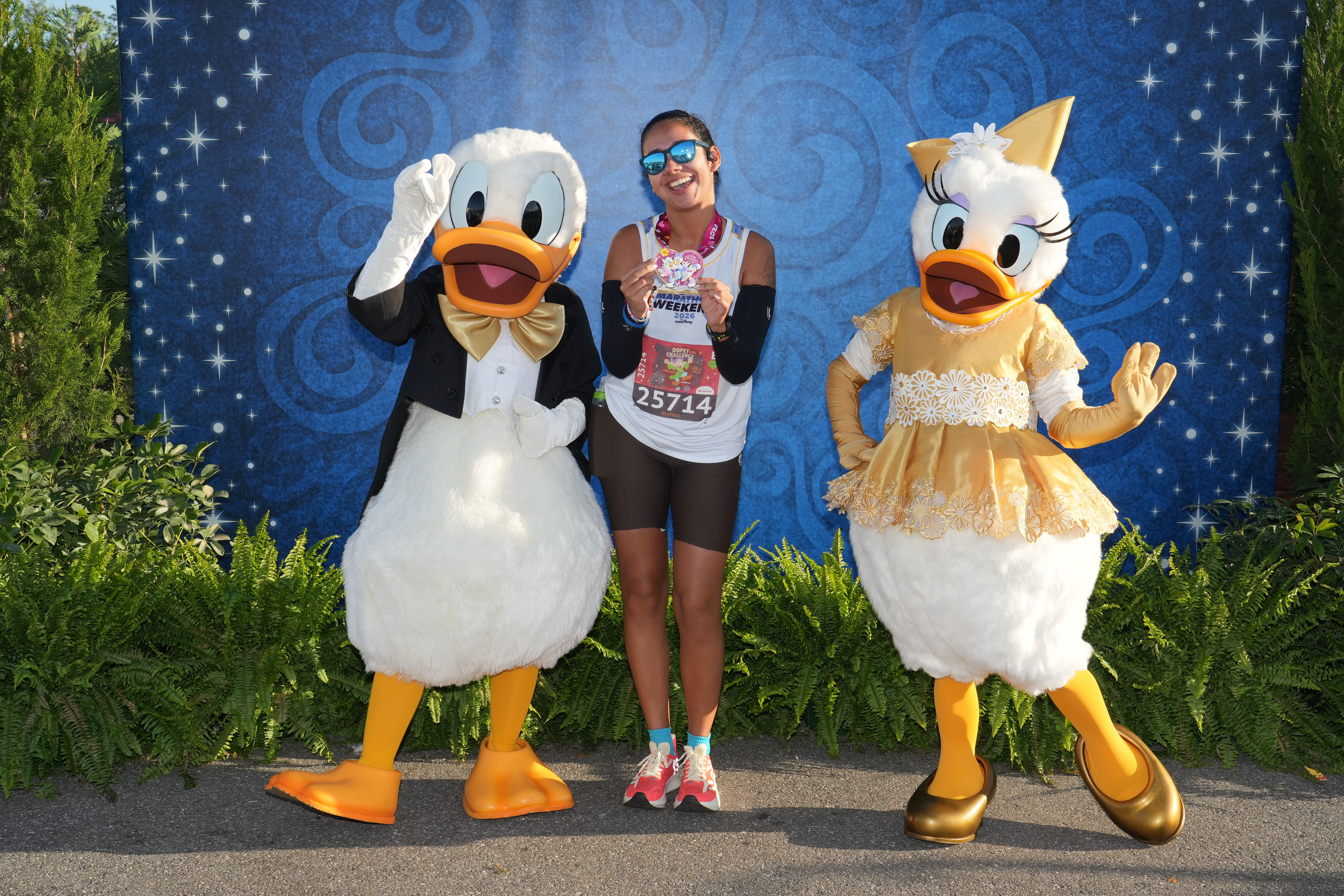 Corredora da runDisney posa com Donald e Margarida durante o Walt Disney World Marathon Weekend, após concluir uma das corridas do evento em Orlando