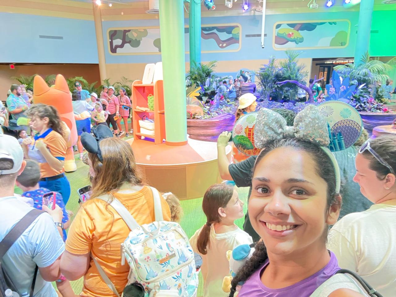 Beatriz da Talla Turismo durante a experiência Bluey’s Wild World no Disney’s Animal Kingdom, acompanhando a nova atração interativa com Bluey e Bingo em Orlando.