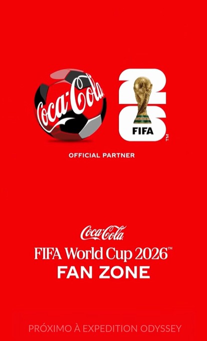 Banner da Coca-Cola® FIFA World Cup 2026™ Fan Zone no SeaWorld Orlando, localizado próximo à Expedition Odyssey, destacando a parceria oficial da Coca-Cola com a Copa do Mundo FIFA 2026