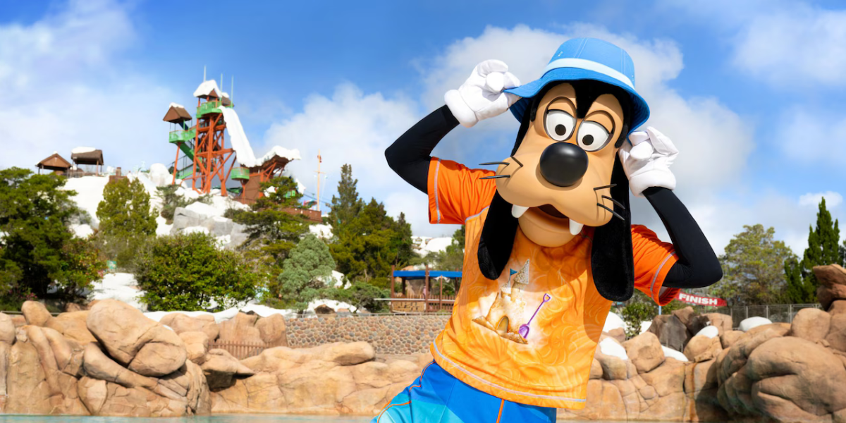 Personagem Pateta no Disney’s Blizzard Beach em Orlando durante novidades dos parques aquáticos Disney em 2026