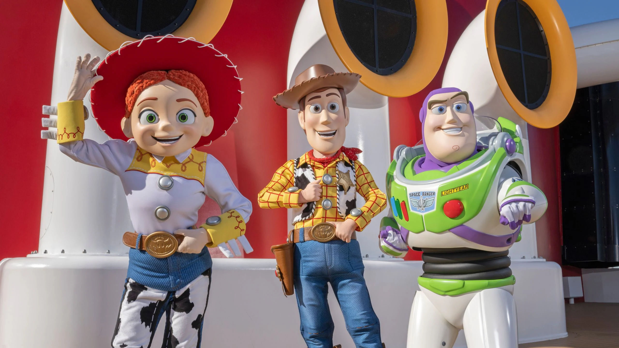 essie, Woody e Buzz Lightyear durante o Pixar Days at Sea no Disney Fantasy