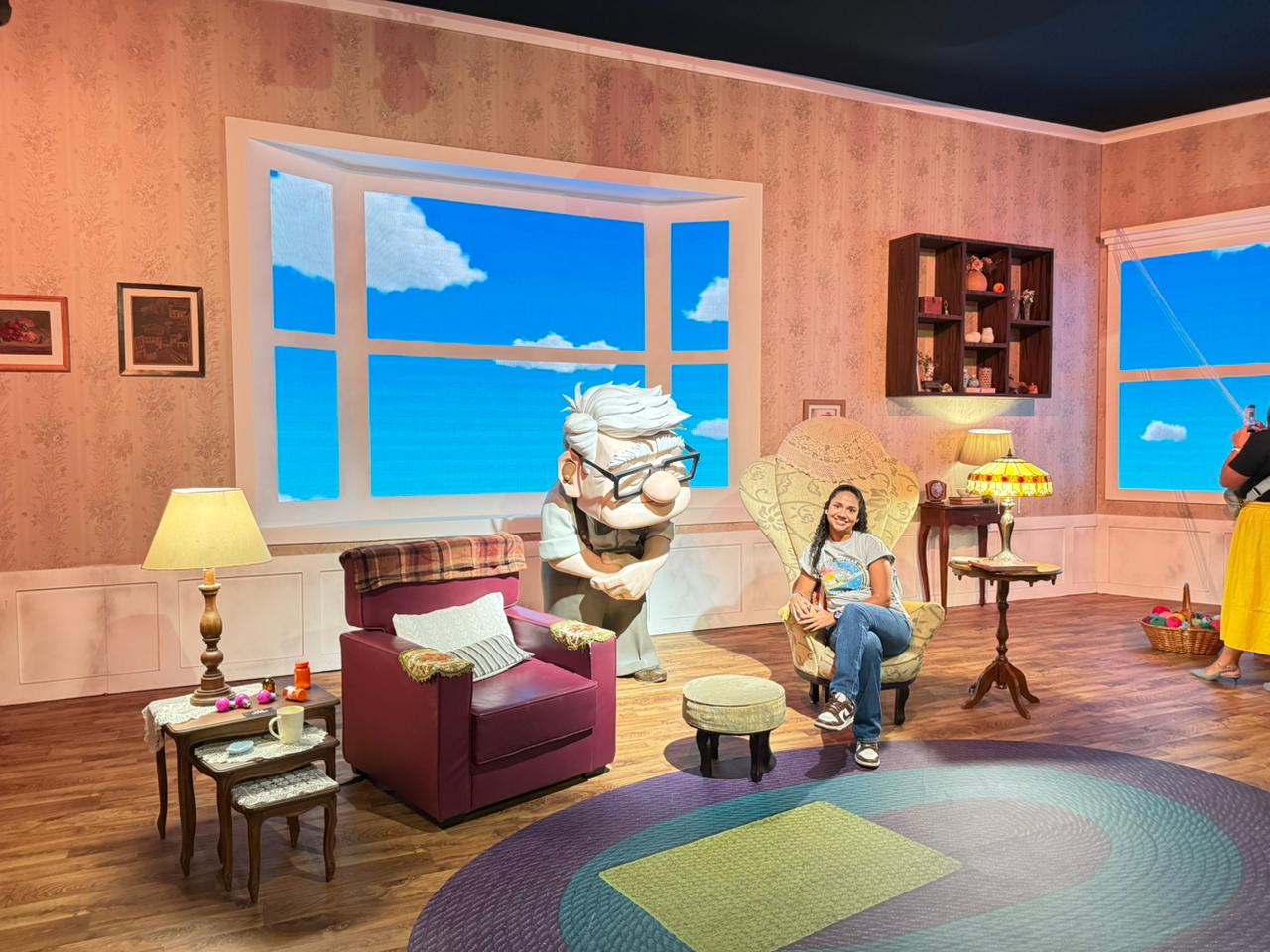Cenário do filme Up Altas Aventuras no Mundo Pixar 2026 com Carl em sala de estar imersiva no Rio de Janeiro