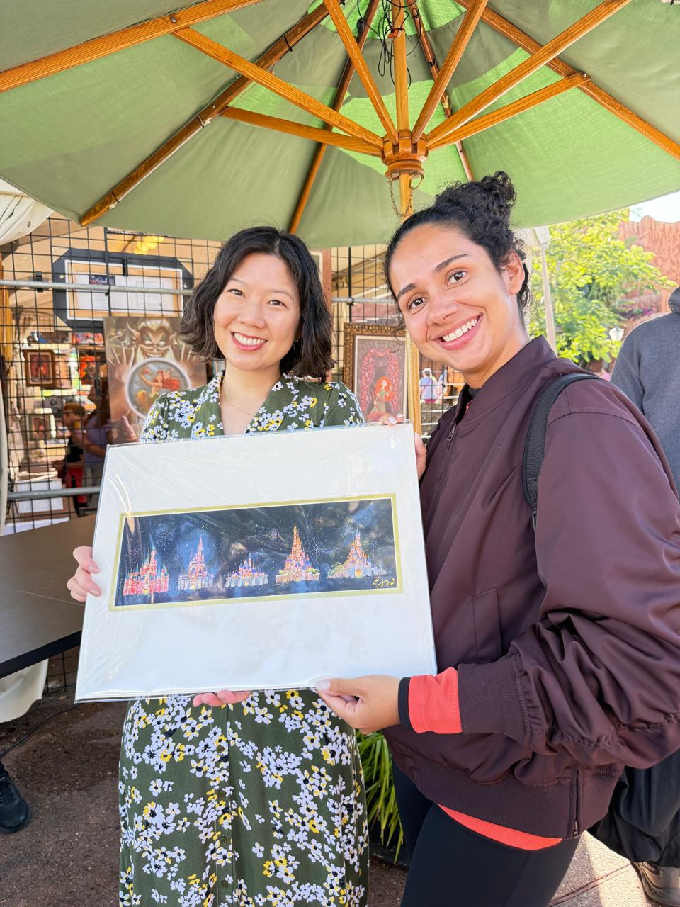 Artista Josey Tsao assinando obra adquirida durante o Festival de Artes do Epcot 2026