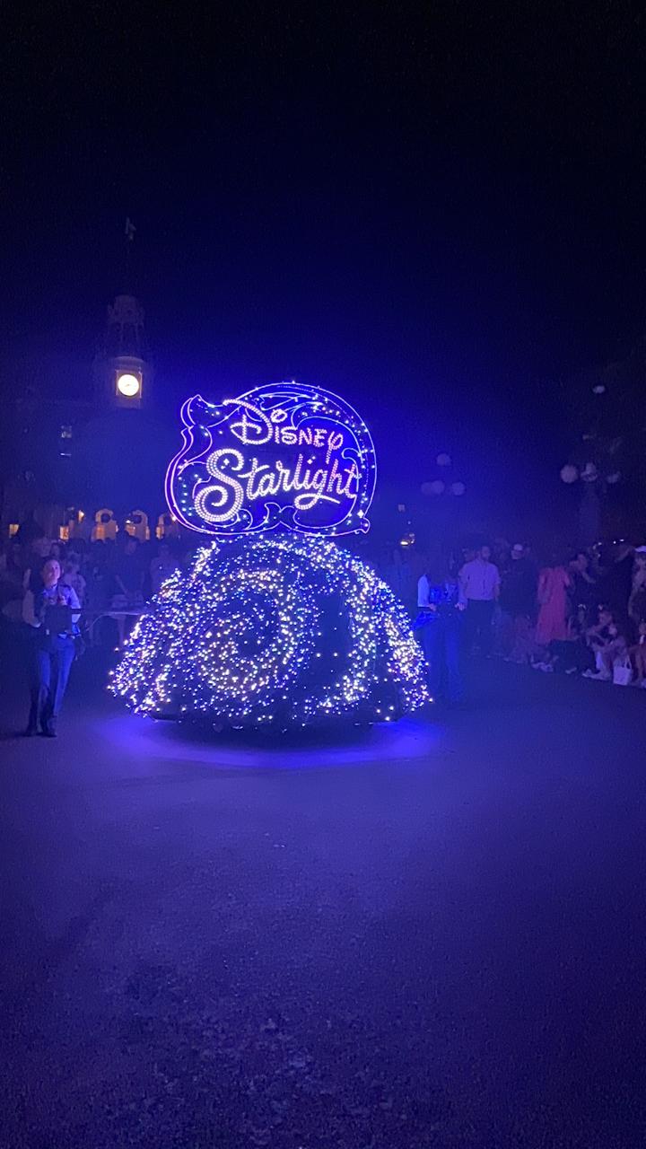 Letreiro iluminado da Disney Starlight durante a parada noturna no Magic Kingdom