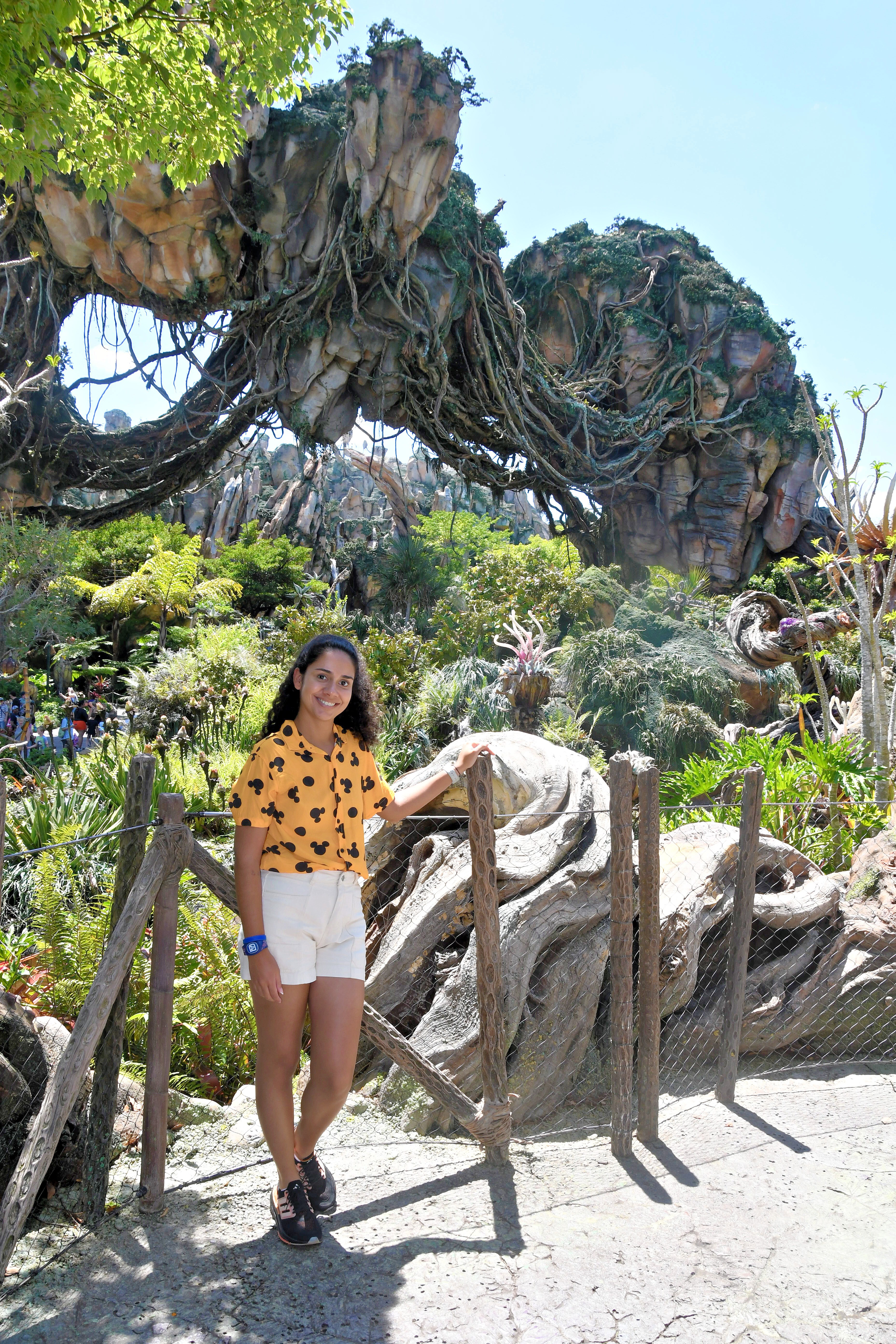 Beatriz, da Talla Turismo, em Pandora, área inspirada no universo de Avatar no Disney's Animal Kingdom, com as montanhas flutuantes ao fundo