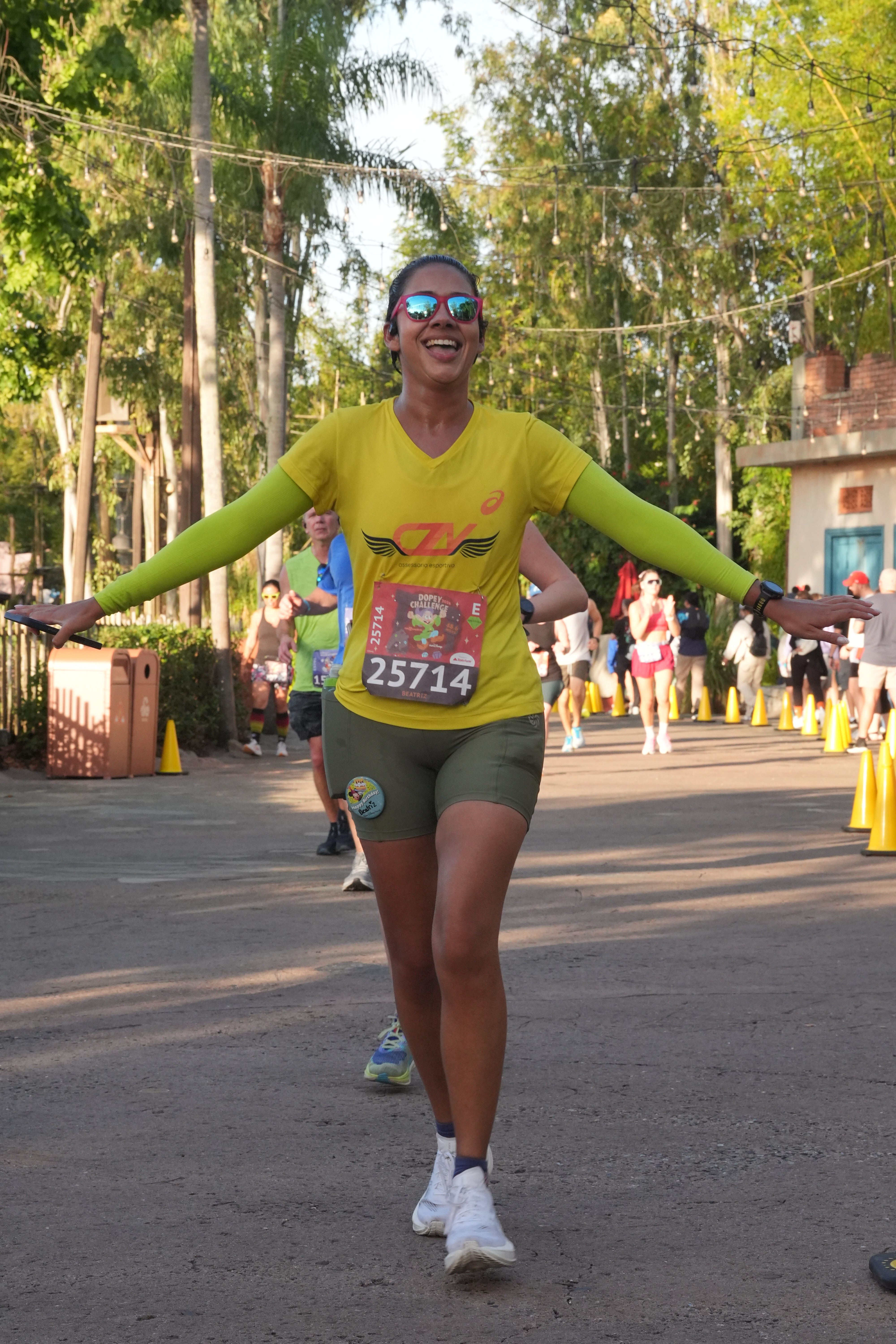 Beatriz, da Talla Turismo, cruza sorrindo o percurso da Walt Disney World Marathon Weekend 2026 durante o Desafio Dopey, uma das experiências mais desafiadoras da runDisney em Orlando.