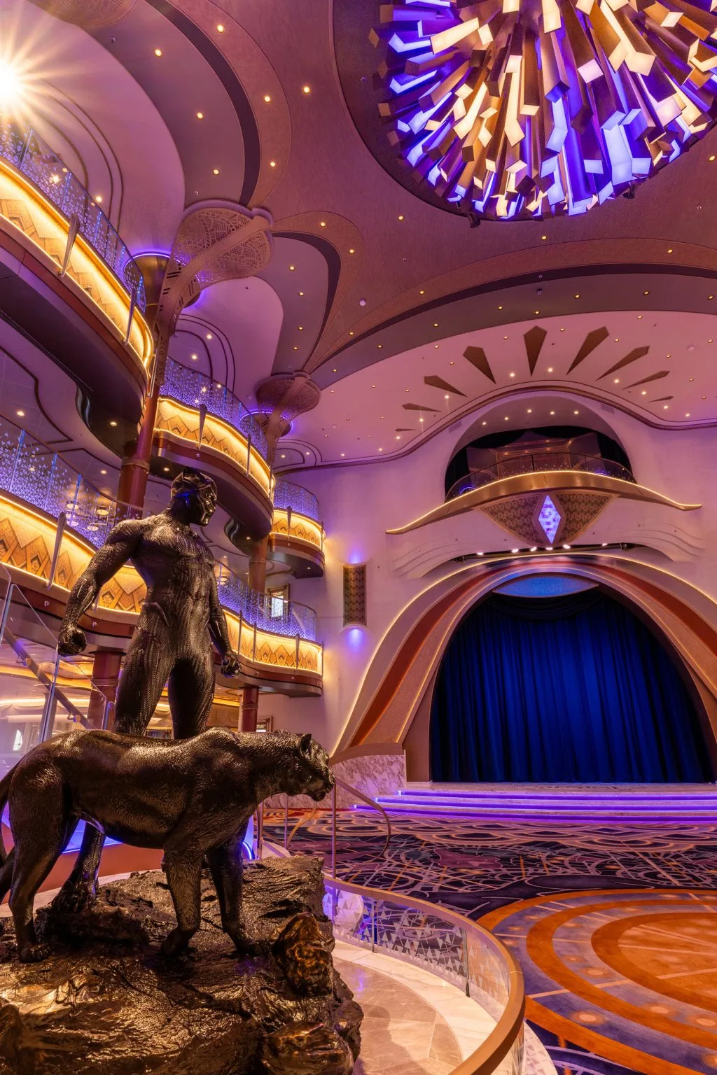 Grand Hall do Disney Destiny com escultura de T’Challa, o Pantera Negra