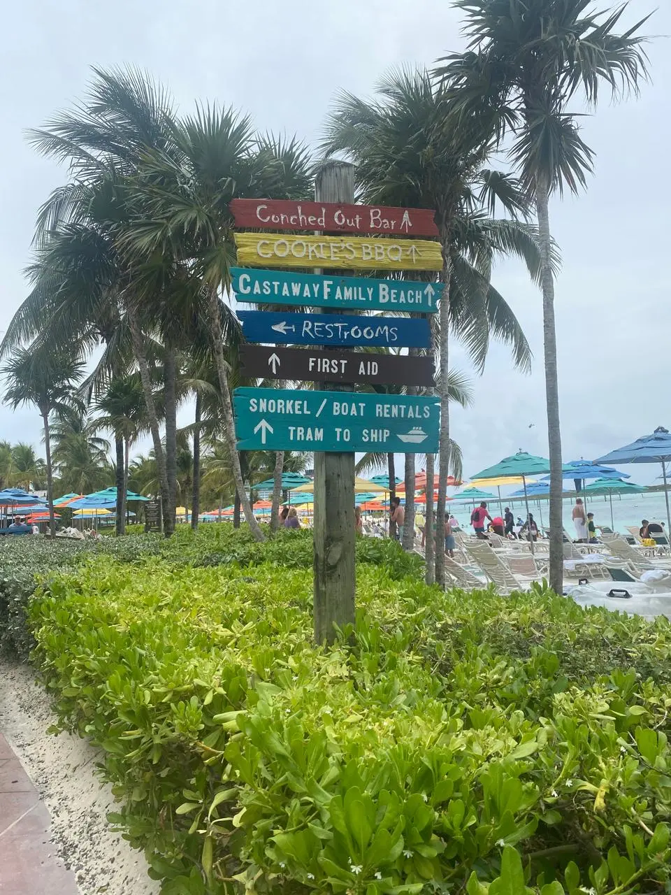 Placas de sinalização próximas à Castaway Family Beach em Disney Castaway Cay