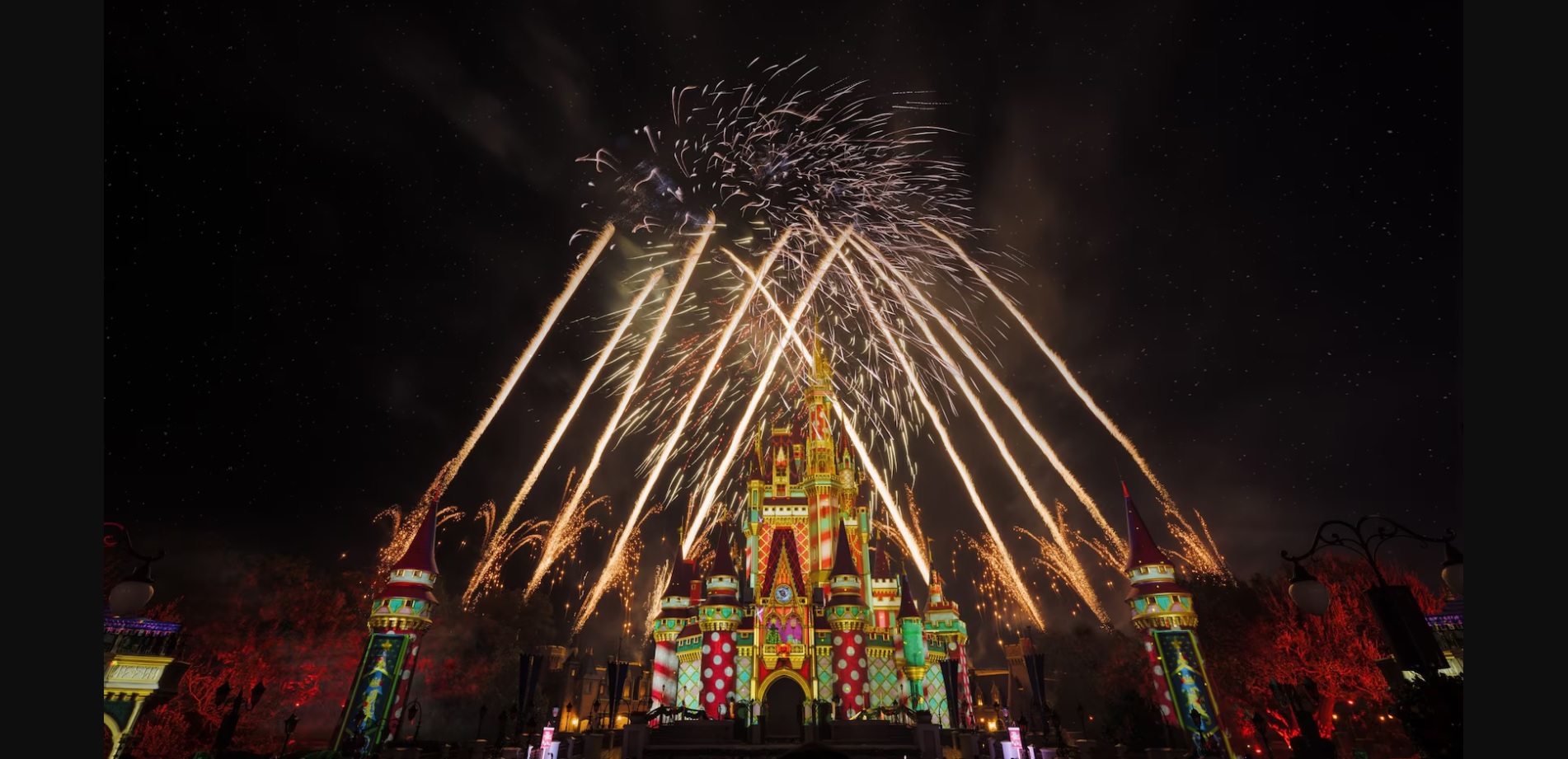Show de fogos Minnie's Wonderful Christmastime Fireworks iluminando o Castelo da Cinderela durante a Mickey's Very Merry Christmas Party no Magic Kingdom, no Walt Disney World