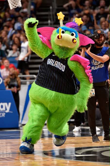 Mascote do Orlando Magic se apresentando durante um jogo da NBA no Kia Center em Orlando, uma das atrações que tornam a experiência esportiva ainda mais divertida para visitantes e torcedores.