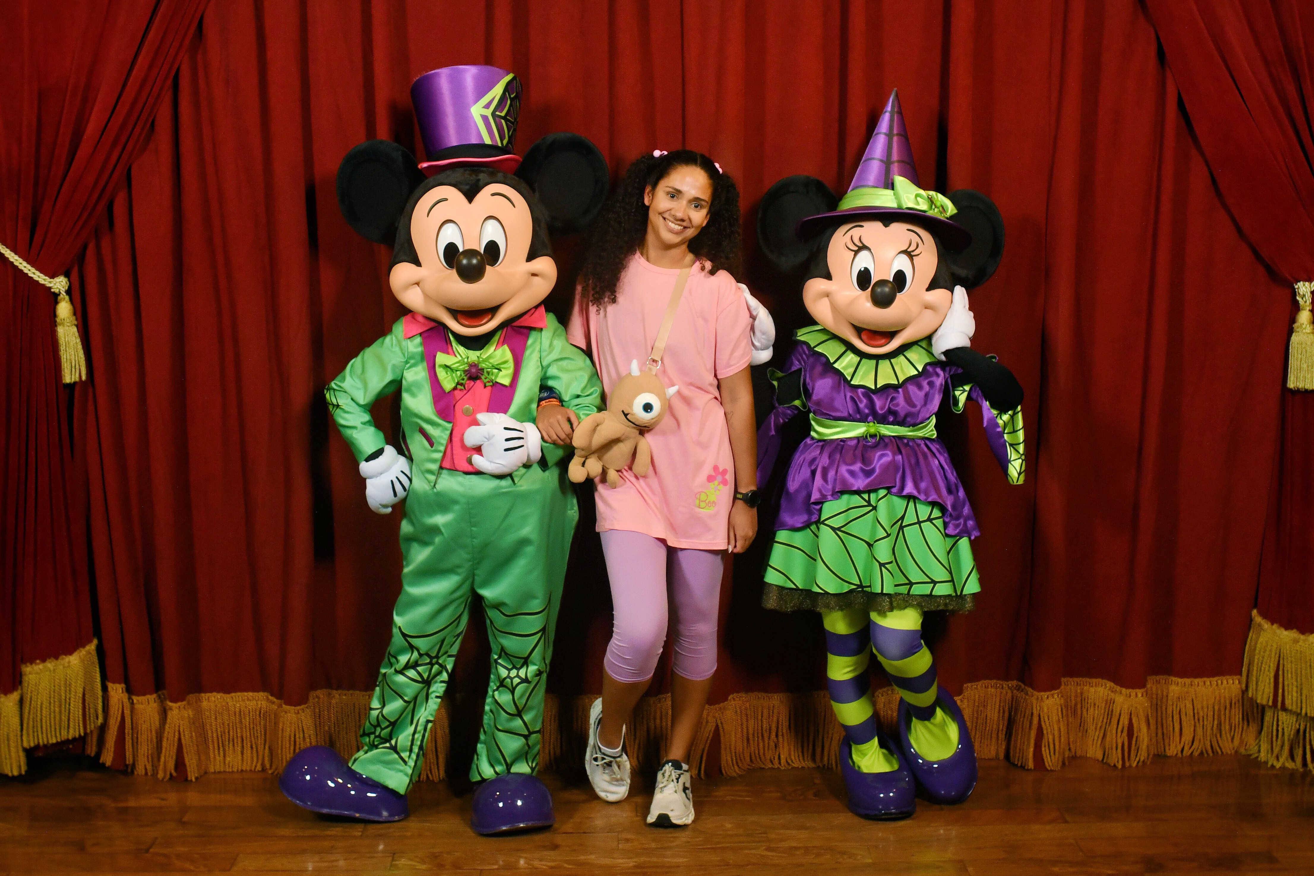 Mickey e Minnie com fantasias de Halloween durante encontro com personagens no Magic Kingdom