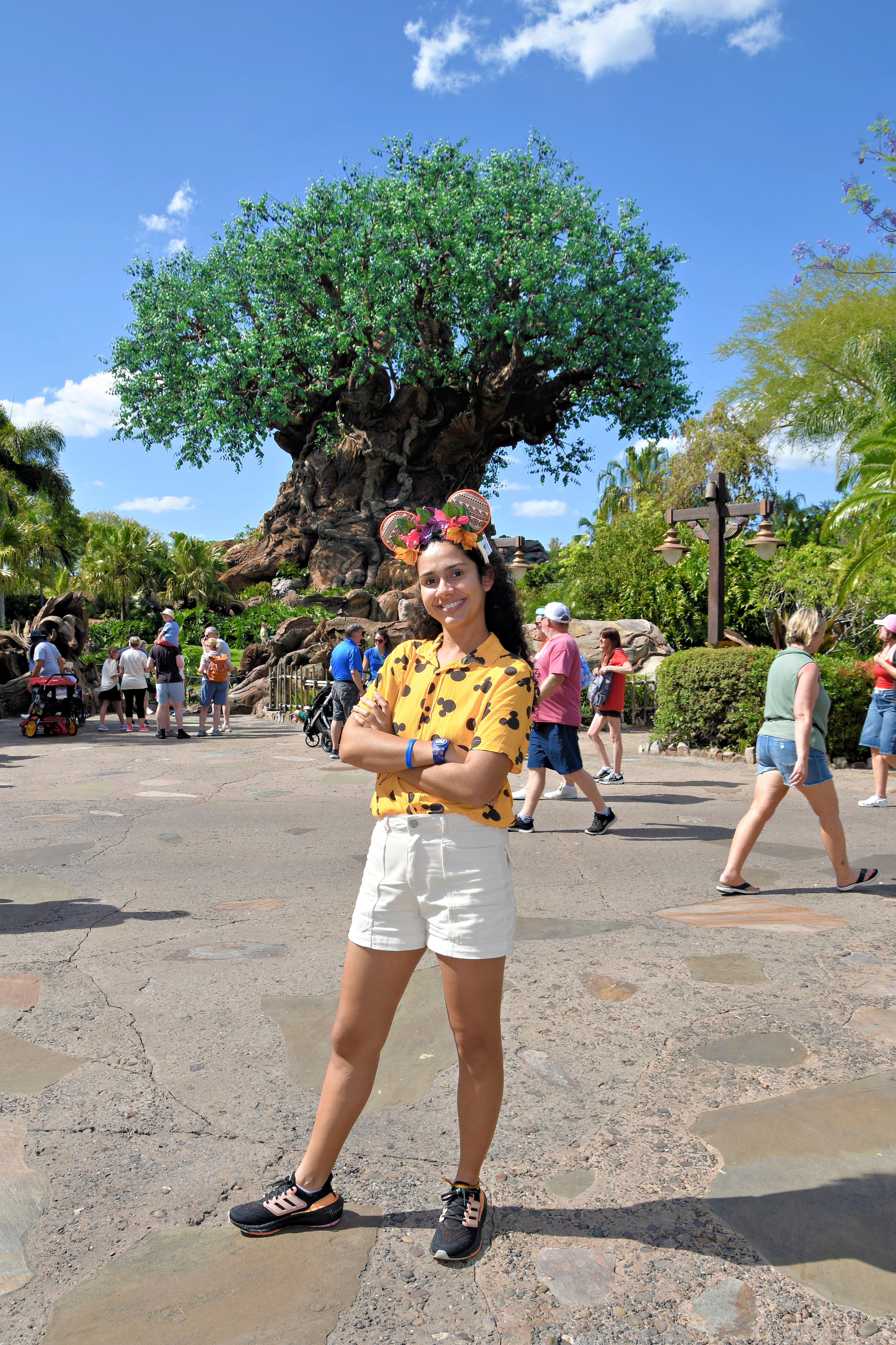 Beatriz, da Talla Turismo, posando em frente à Tree of Life, a icônica Árvore da Vida do Disney's Animal Kingdom no Walt Disney World, Orlando
