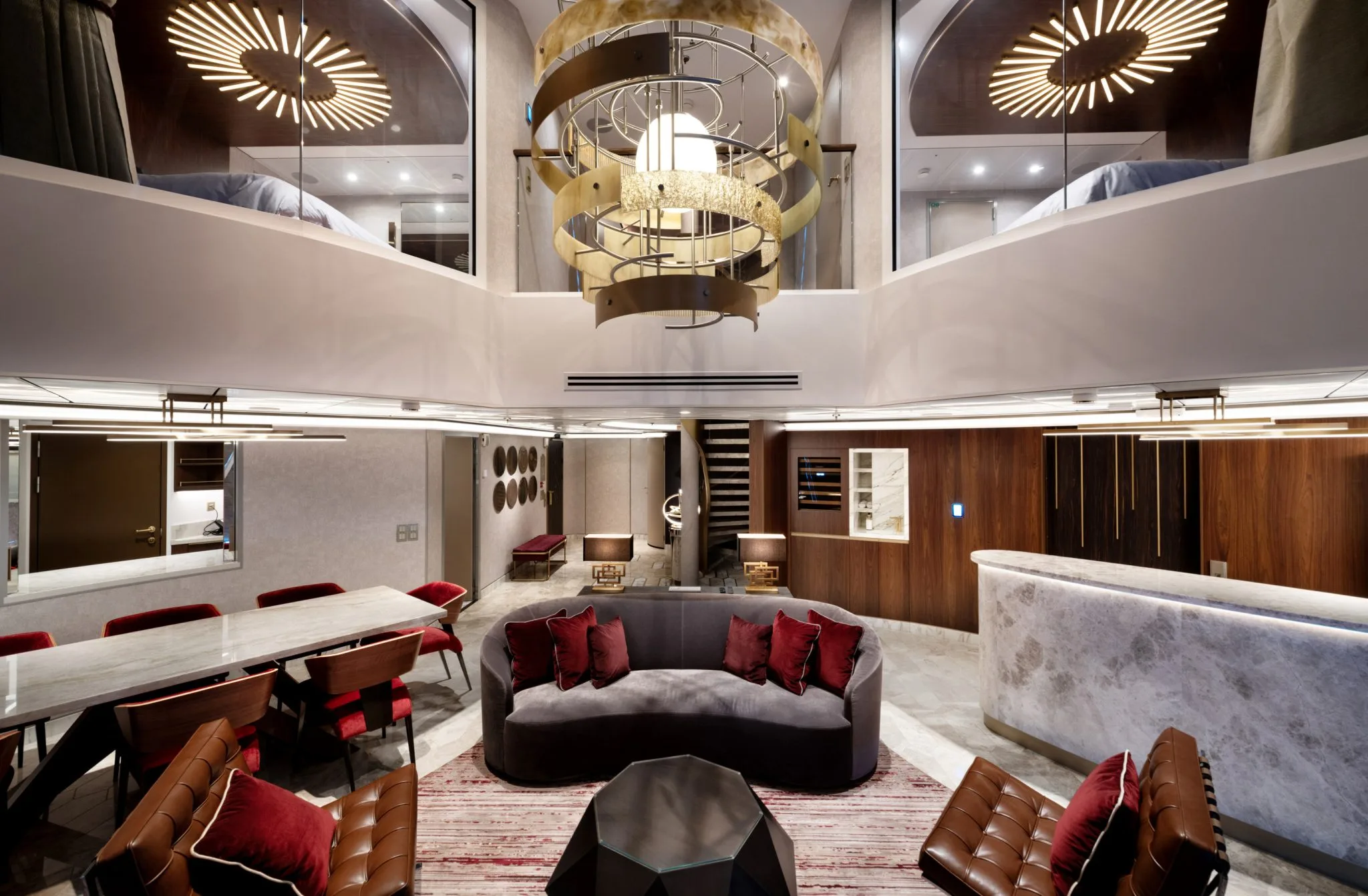 Área interna da Destiny Tower Suite no Disney Destiny, com sala de estar e espaço para refeições