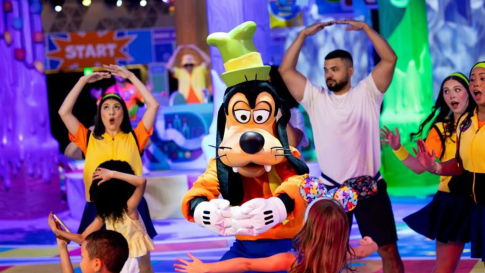 Pateta interagindo com crianças em atividade do Cool Kids’ Summer Disney 2026 no EPCOT com música e dança