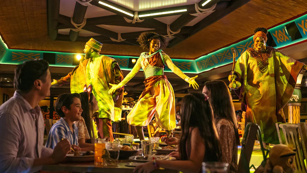 Artistas durante o jantar com espetáculo no Pride Lands: Feast of The Lion King, no Disney Destiny
