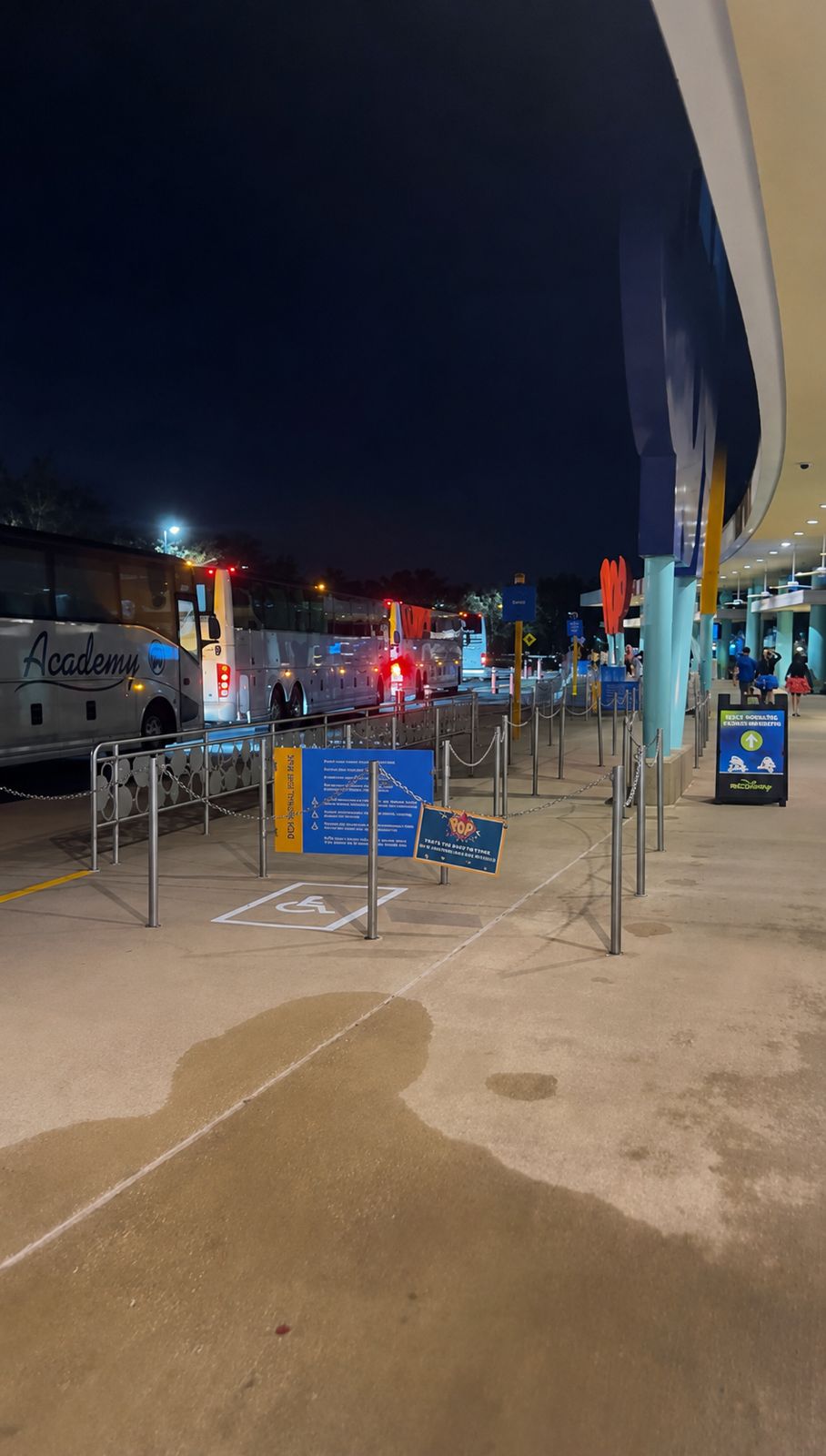 Área de embarque dos ônibus da Disney utilizada pelos corredores da runDisney que estão hospedados nos hoteís Resort Disney ainda durante a madrugada, facilitando o transporte até a largada da prova.