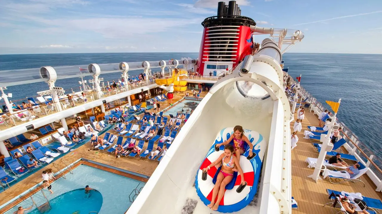 AquaDuck no Disney Dream com área de piscinas e deck do navio ao fundo